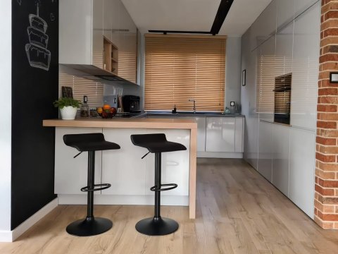 Hoker stołek barowy obrotowy podnóżek regulacja wysokości czarny ekoskóra ModernHome ModernHome